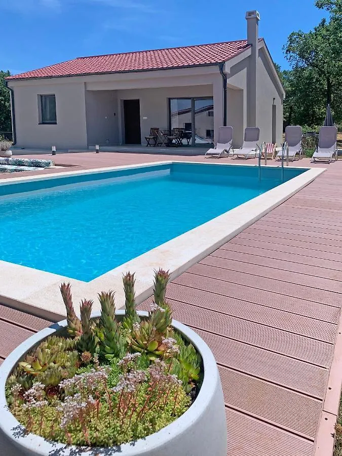 Tara Villa Pavicini 0*,